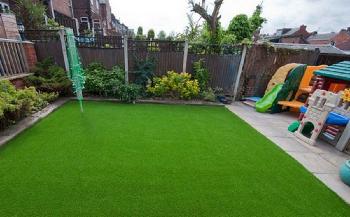 Искусственный газон для дачи: преимущества, типы и выбор