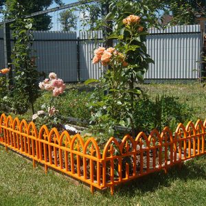 Заборчики для цветников и клумб: виды, материалы, установка и уход