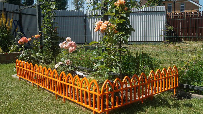 Заборчики для цветников и клумб: виды, материалы, установка и уход