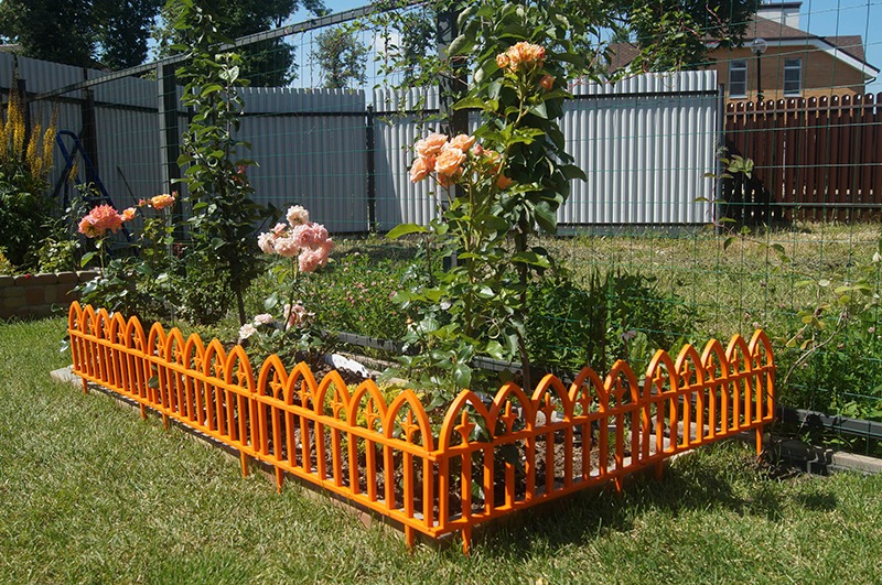 Заборчики для цветников и клумб: виды, материалы, установка и уход